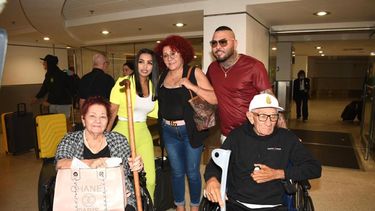 El cantante Chacal, junto su familia, en el Aeropuerto Internacional de Miami.&nbsp;
