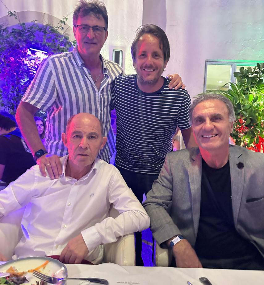Gastón Kolker, organizador del “Tango D10S” (parado, der.) junto a los campeones mundiales argentinos Oscar Ruggeri, Ricardo Bochini y Mario Kempes. 