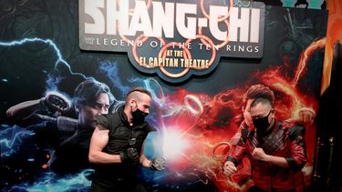 Los fanáticos se muestran en una proyección especial de Shang-Chi y la leyenda de los diez anillos de Marvel Studio en El Capitan Theatre el 2 de septiembre de 2021 en Los Ángeles, California.&nbsp;