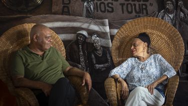 La cantante cubana Omara Portuondo, derecha, con su hijo Ariel Jiménez Portuondo durante una entrevista en la casa de la cantante en La Habana el 29 de noviembre de 2022.