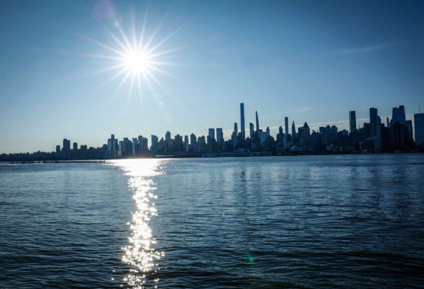 El sol sale sobre el horizonte de Nueva York como se ve desde Weehawken, Nueva Jersey, el 20 de junio de 2025.