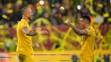 Denis Alibec y Nicolae Stanciu de Rumania celebran tras conseguir la calificación a la UEFA Euro 2024 en el Grupo I de la eliminatoria en el encuentro ante Suiza el martes 21 de noviembre del 2023.&nbsp;
