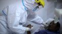 ARCHIVO - En esta foto de archivo del 18 de julio de 2020, el doctor Matías Norte consuela a un paciente infectado con COVID-19 en un hospital de Buenos Aires, Argentina. El gobierno argentino tiene previsto adquirir 25 millones de dosis de la vacuna Sputnik V contra el nuevo coronavirus elaborada en Rusia, que se aplicarán primero a los grupos de riesgo, el personal sanitario y las fuerzas de seguridad. ARCHIVO - En esta foto de archivo del 18 de julio de 2020, el doctor Matías Norte consuela a un paciente infectado con COVID-19 en un hospital de Buenos Aires, Argentina. El gobierno argentino tiene previsto adquirir 25 millones de dosis de la vacuna Sputnik V contra el nuevo coronavirus elaborada en Rusia, que se aplicarán primero a los grupos de riesgo, el personal sanitario y las fuerzas de seguridad.
