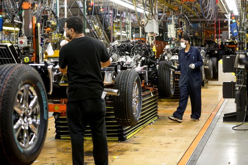 Empleados trabajan en una planta de Ford en EEUU.