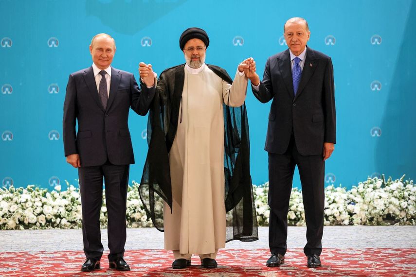 El presidente ruso Vladimir Putin, a la izquierda, el mandatario iraní Ebrahim Raisi, al centro, y su homólogo turco Recep Tayyip Erdogan, posan para una fotografía antes de su reunión, el martes 19 de julio de 2022 en Teherán, Irán.&nbsp;
