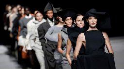 Piezas de la nueva colección otoño-invierno del diseñador Issey Miyake en la pasarela de la Semana de la Moda de París.&nbsp;