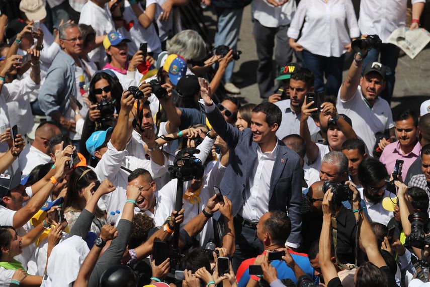 El presidente interino de&nbsp;Venezuela, Juan Guaidó, saluda a voluntarios para trabajos de ayuda humanitaria en Caracas.