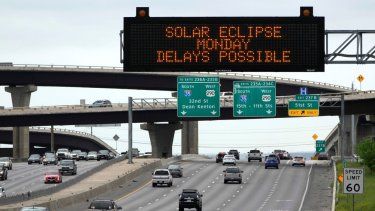A través de un aviso en las autopistas, las autoridades les recuerdan a los automovilistas que viajan hacia Austin, Texas, del eclipse del lunes y la posibilidad de retrasos en el tráfico.&nbsp;