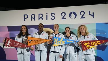 Las integrantes del equipo femenino de waterpolo de Estados Unidos Maggie Steffens, Ashleigh Johnson, Madeline Musselman, Rachel Fatal y Kaleigh Gilchrist posan para retratos tras una conferencia de prensa previa a los Juegos Olímpicos de Verano 2024 el miércoles 24 de julio de 2024, en París, Francia.