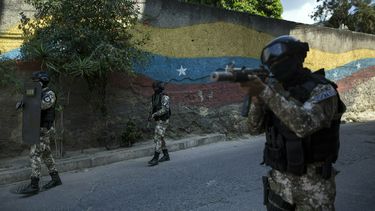 Miembros de la Fuerza de Acción de la Policía Nacional, FAES, unidad de comando de élite creada para por el régimen de Nicolás Maduro, patrullan el vecindario Antimano de Caracas, Venezuela, el martes 29 de enero de 2019.