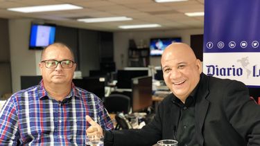 Juan Juan Almeida (der.) invita al periodista cubano Carlos Alberto Sáez Martínez para hablar de la censura en los medios de prensa cubanos.