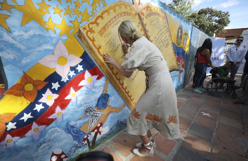 Ivanka Trump firma un mural en un refugio para migrantes en La Parada cerca de Cúcuta, Colombia, el 4 de septiembre de 2019.&nbsp;