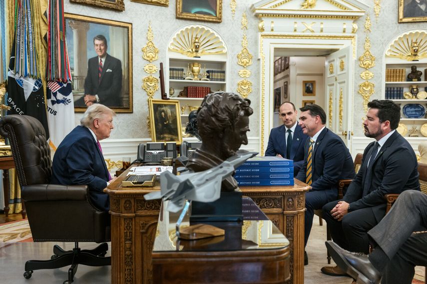 El presidente Donald Trump se reunió con el senador y candidato a la presidencia de Brasil, Flávio Bolsonaro, en la Oficina Oval, en la Casa Blanca.