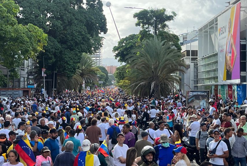 La oposición venezolana cierra la campaña electoral en Caracas