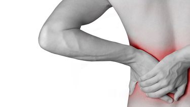 Una hernia de disco cervical puede causar un dolor agudo, constante y difícil de localizar, que se irradia de la columna hacia las extremidades. (Archivo)