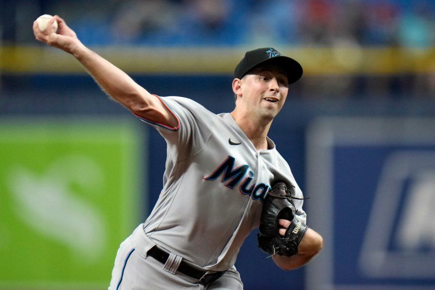 El entonces abridor de los Marlins de Miami, Cody Poteet, lanza frente a los Rays de Tampa Bay durante la primera entrada del juego de béisbol del miércoles 25 de mayo de 2022 en San Petersburgo, Florida.