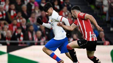 El centrocampista español del Barcelona #08 Pedri (L) es desafiado por el defensor español del Athletic de Bilbao #04 Aitor Paredes durante el partido de fútbol de la liga española entre el Athletic Club de Bilbao y el FC Barcelona en el estadio de San Mamés de Bilbao el 3 de marzo de 2024. &nbsp;