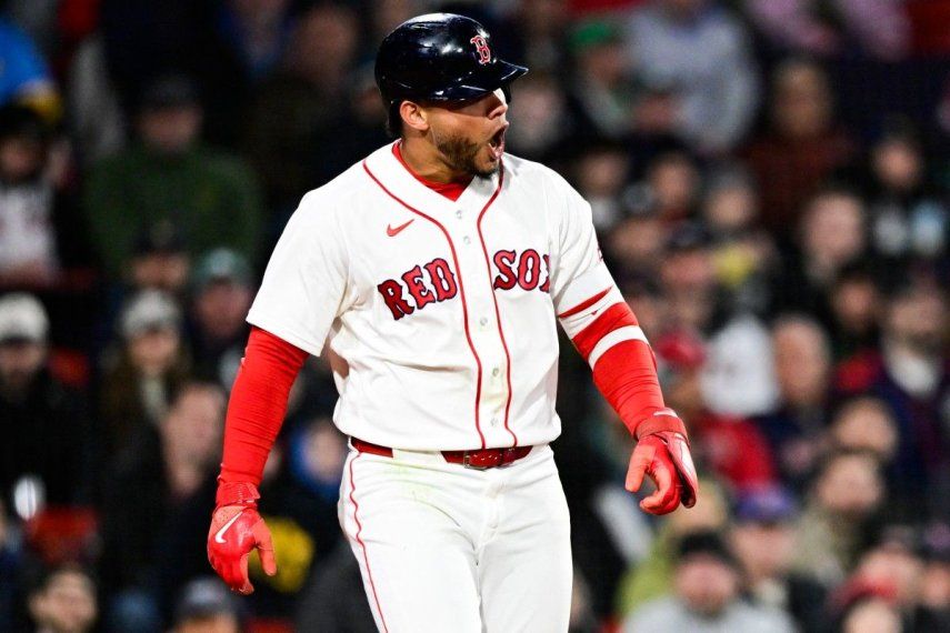 Willson Contreras #40 de los Medias Rojas de Boston reacciona tras ser golpeado por un lanzamiento durante la tercera entrada contra los Milwaukee Brewers en Fenway Park el 6 de abril de 2026 en Boston, Massachusetts.&nbsp;