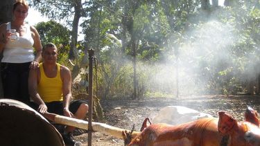 Suele ser tarea de los hombres asar el puerco hasta que el pellejo del animal se tueste completamente.
