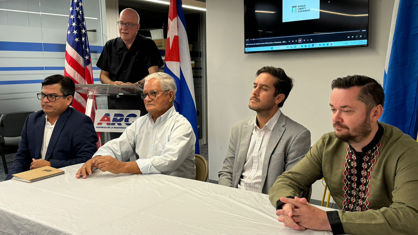 El parlamentario Maryan Zabotsky (der.) durante el foro “El Eje del Mal: Amenaza a la Libertad” fue realizado en Miami.
