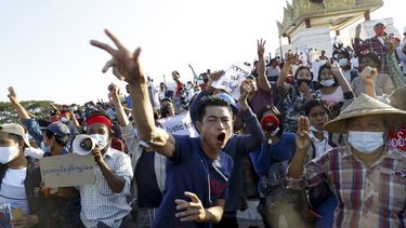 En esta imagen de archivo del 10 de febrero de 2021, manifestantes haciendo un gesto con tres dedos como símbolo de resistencia contra el golpe militar, y coreando lemas pidiendo la liberación de la líder detenida de Myanmar Aung San Suu Kyi, durante una protesta en Mandalay, Myanmar. (AP Foto, archivo)