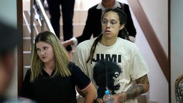 En foto del viernes 1 de julio del 2022, la estrella del baloncesto profesional estadoundiense y ganadora de dos medallas de oro olímpicas, Brittney Griner, es conducida con esposas hasta la sala de una corte, en Khimki, en las afueras de Moscú, Rusia.