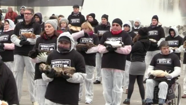 en austria protestan contra el maltrato animal con 650 animales en brazos