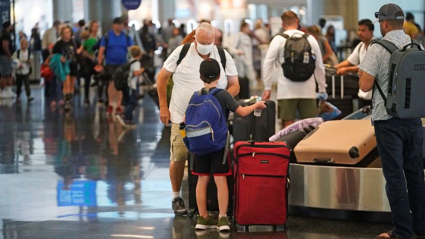 Viajeros pasan or el aeropuerto internacional de Salt Lake City el 30 de junio del 2022.&nbsp;