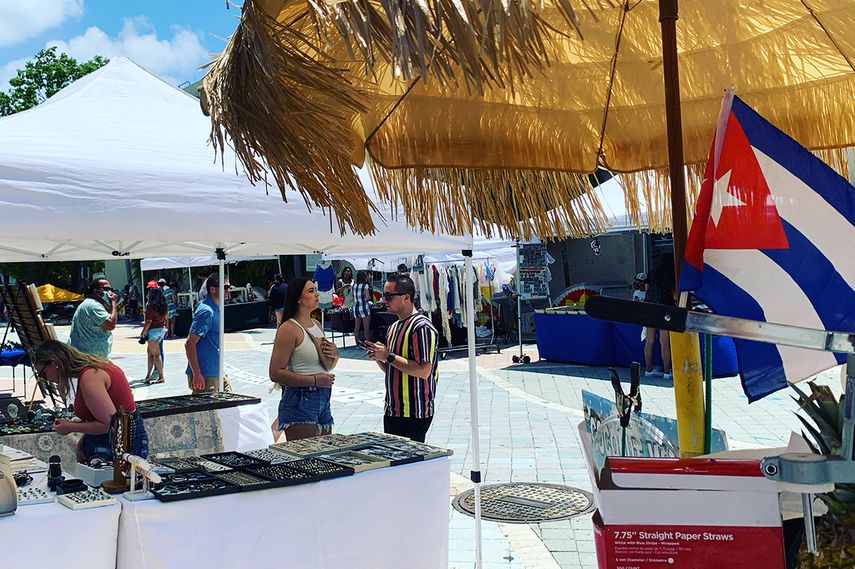 Vista parcial del mercadillo de Viernes Cultural, en Miami.