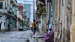 La gente permanece en la calle durante un apagón nacional provocado por una falla en la red eléctrica en La Habana, el 19 de octubre de 2024.
