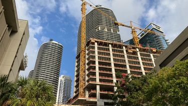 Grúas anuncian nuevas construcciones en Miami.