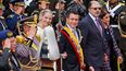 El nuevo presidente de Ecuador, Daniel Noboa (C), acompañado por su esposa Lavinia Valbonesi (I), y el presidente de la Asamblea Nacional, Henry Kronfle (2-D), abandona la Asamblea Nacional tras ser investido en Quito el 23 de noviembre de 2023.