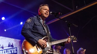 Esta foto de archivo del nueve de marzo de 2020 muestra a Jason Isbell, desde la izquierda, Todd Snider, T.J. Osborne y Aaron Lee Tasjan actuando en el concierto To Nashville, With Love Benefit en Nashville, Tennessee.&nbsp;