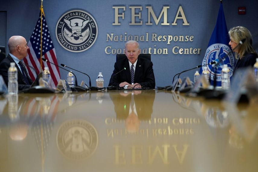 El presidente Joe Biden participa en una sesión informativa sobre la próxima temporada de huracanes del Atlántico, en la sede de la Agencia Federal para el Manejo de Emergencias (FEMA, por sus siglas en inglés), en Washington. A la izquierda está el secretario de Seguridad Nacional, Alejandro Mayorkas.&nbsp;