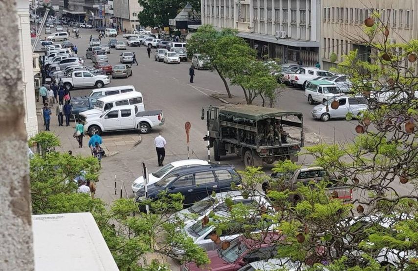 Camiones militares recorrían las calles de Harare, la capital de Zimbabue, en lo que muchos calificaban como anticipo de un golpe de Estado.