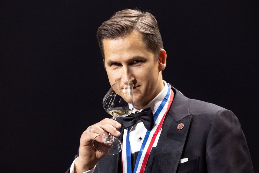 El letón Raymonds Tomsons posa después de ganar el concurso Mejor Sumiller del Mundo 2023 en el La Defense Arena de Nanterre, cerca de París, el 12 de febrero de 2023.