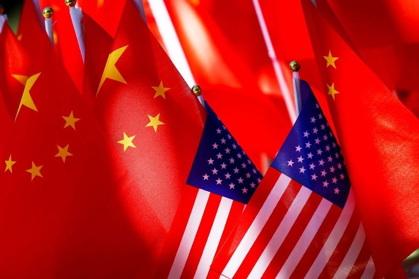 En esta fotografía del 16 de septiembre de 2018 se muestran banderas estadounidenses junto a unas de China en Pekín. 