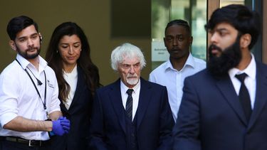 El expresidente de la Fórmula 1 Bernie Ecclestone de 91 años de edad sale del juicio en Gran Bretaña