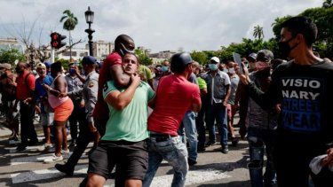Represión de agentes encubiertos contra manifestantes que protestaban en La Habana el 11 de julio de 2022.&nbsp;