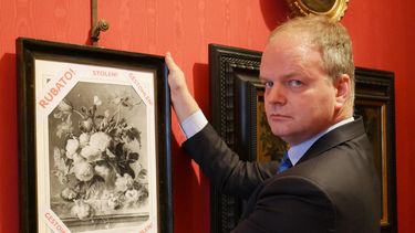 El director de galería alemán&nbsp;Eike Schmidt muestra una copia en blanco y negro de la pintura&nbsp;Vaso di Fiori, del holandés&nbsp;Jan&nbsp;van&nbsp;Huysum.