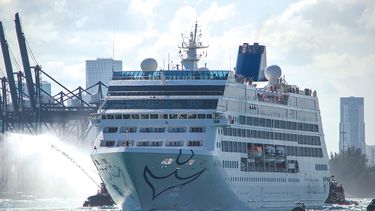 La embarcación Adonia lleva a bordo unos 700 vacacionistas, entre los que sólo se encuentra “de media docena a una docena de cubanos o cubanoamericanos”, según afirmó el presidente de la compañía Arnold Donald. (JJ. BLANCO H.)