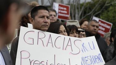 Sebastian Montalvan (izquierda), un inmigrante ilegal en Estados Unidos, se unió a docenas de inmigrantesilegales, activistas y partidarios para celebrar la acción ejecutiva del presidente Ba