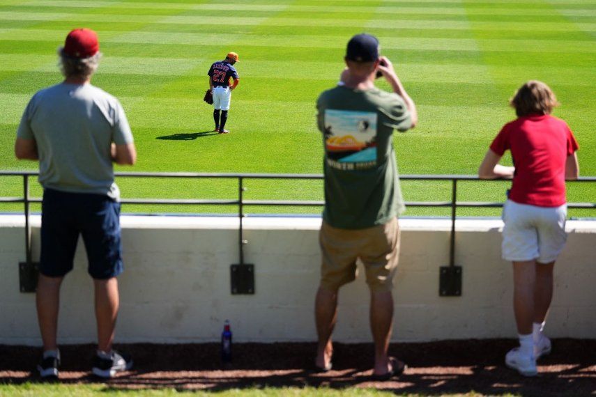 José Altuve #27 de los Astros de Houston observa desde el jardín izquierdo durante la quinta entrada contra los Cardenales de San Luis en un juego de pretemporada en el CACTI Park de Palm Beaches el 28 de febrero de 2025 en West Palm Beach, Florida.&nbsp;