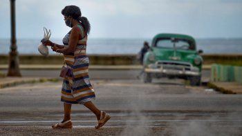 NOTICIA DE VENEZUELA  - Página 57 Una-mujer-que-usa-mascarilla-como-medida-preventiva-contra-la-pandemia-del-nuevo-coronavirus-covid-19-camina-la-habana-el-20-octubre-2020