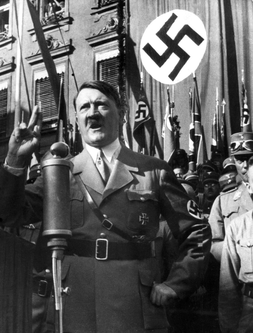 Foto de archivo sin fecha que muestra al líder nacionalsocialista Adolfo Hitler pronunciando un discurso.