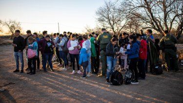 Un grupo de migrantes es procesado por agentes de la Patrulla Fronteriza después de cruzar el río ilegalmente, el 4 de febrero de 2024 en las afueras de Eagle Pass, Texas.