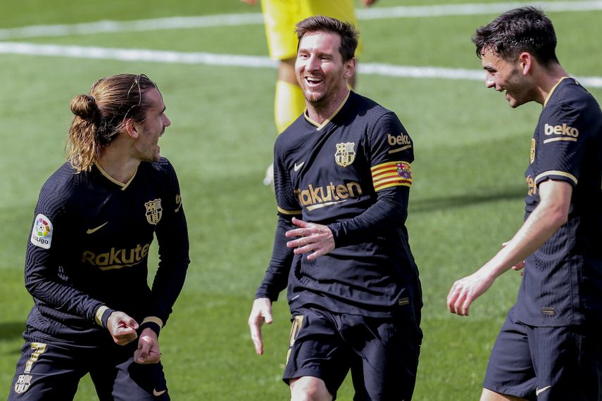 Antoine Griezmann (izquierda) celebra tras marcar el segundo gol del Barcelona en la victoria 2-1 ante el Villarreal por la Liga española, el domingo 25 de abril de 2021.&nbsp;