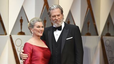 Susan Geston y Jeff Bridges llegan a la ceremonia de los premios Oscar el 26 de febrero de 2017 en el Teatro Dolby en Los Ángeles.