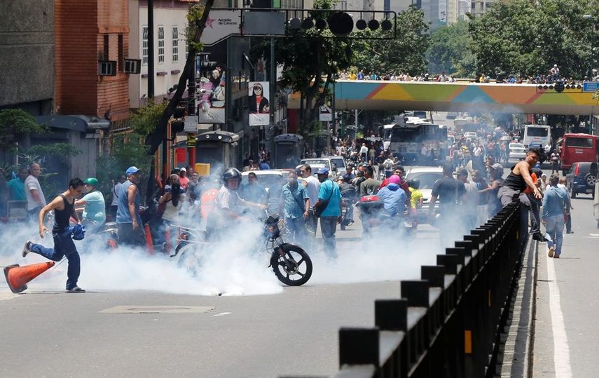 Efectivos militares y policiales dispersaron la manifestación con gases a varios grupos de manifestantes que intentaban acercarse al Palacio de Miraflores (GUSTAVO BANDRES)