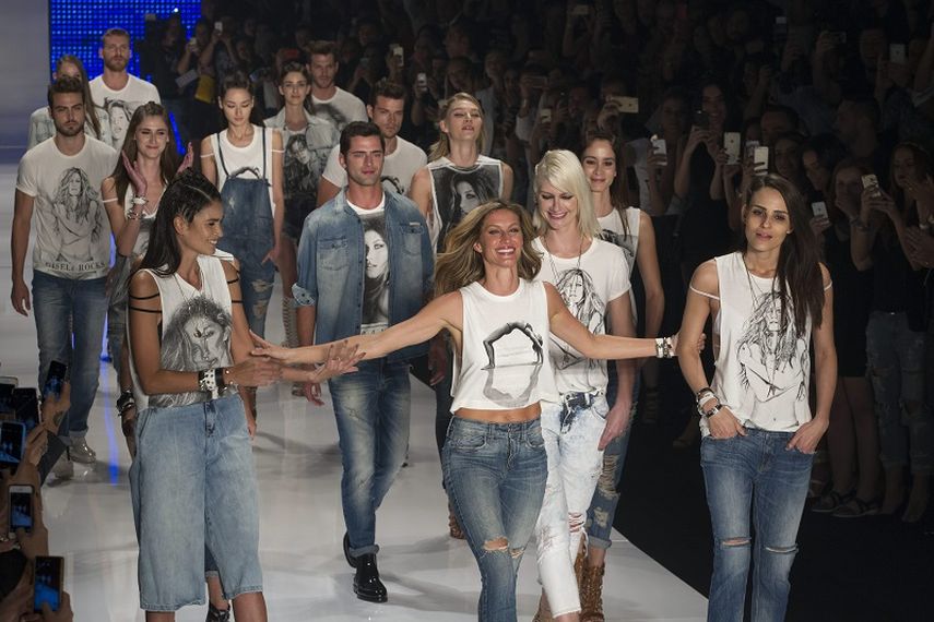 El desfile que despidió de las pasarelas a la modelo brasileña Gisele Bündchen durante la Semana de la Moda en Sao Paulo. (EFE). 
